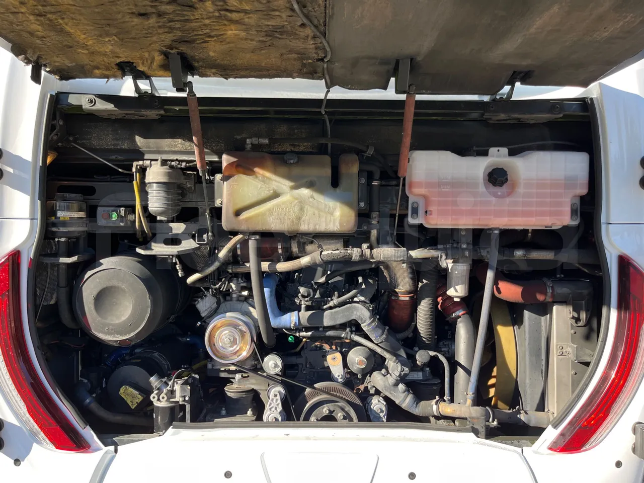 Iveco Magelys SFR2XX QC E8CN - Euro6 - 294Kw - 12,830mt - rear hatch open