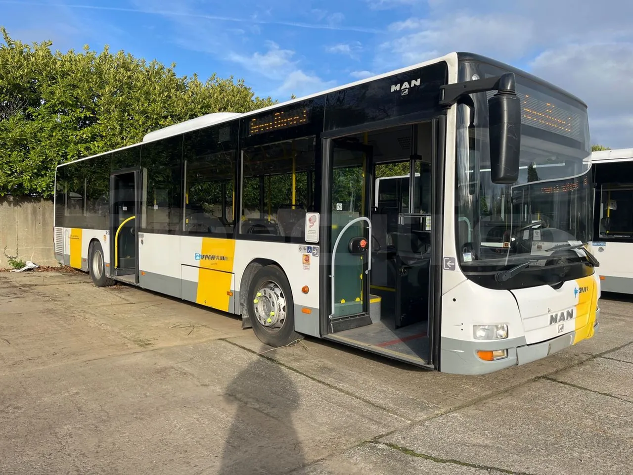 Man Lion's City A21 - EUR5 - 206kW - 11.980m - 3/4 right front doors open