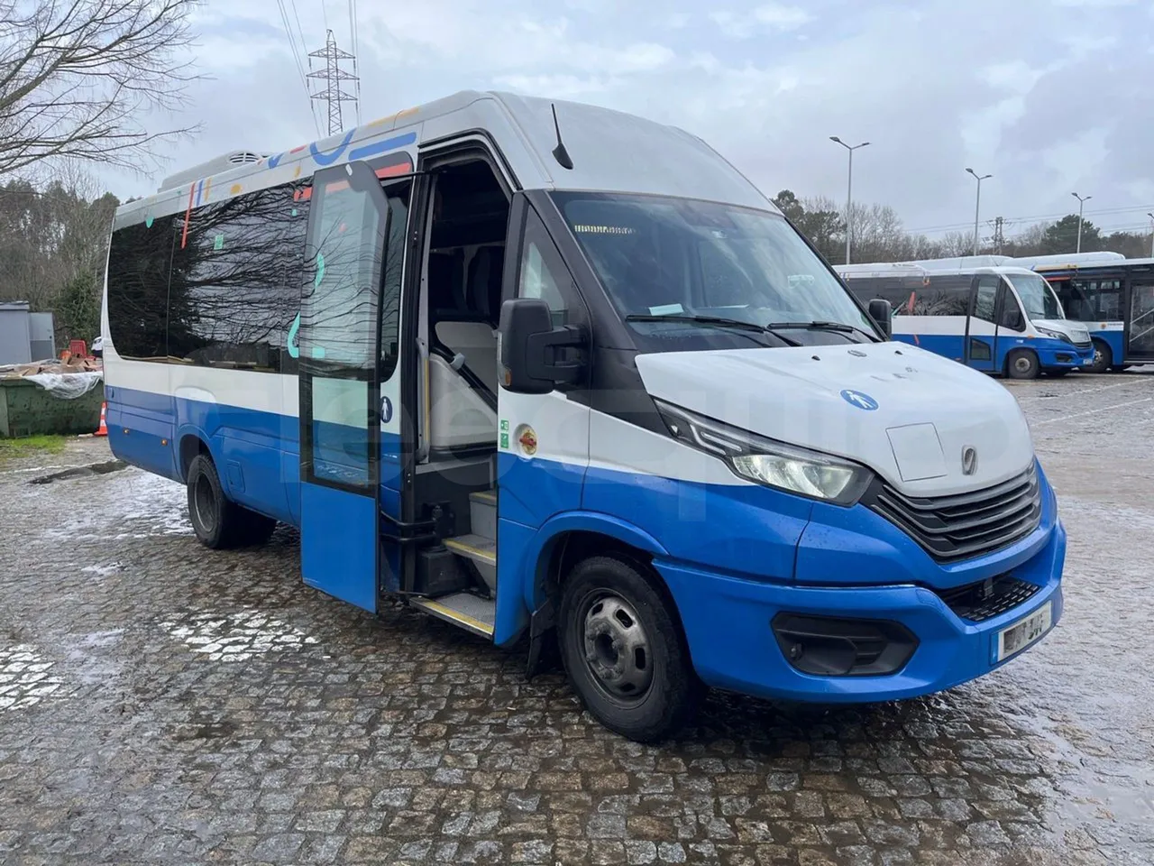 Iveco Daily A50/UNVI VENDAL - Euro 6 - 129 kW - 7.5 mt - 3/4 right front doors open