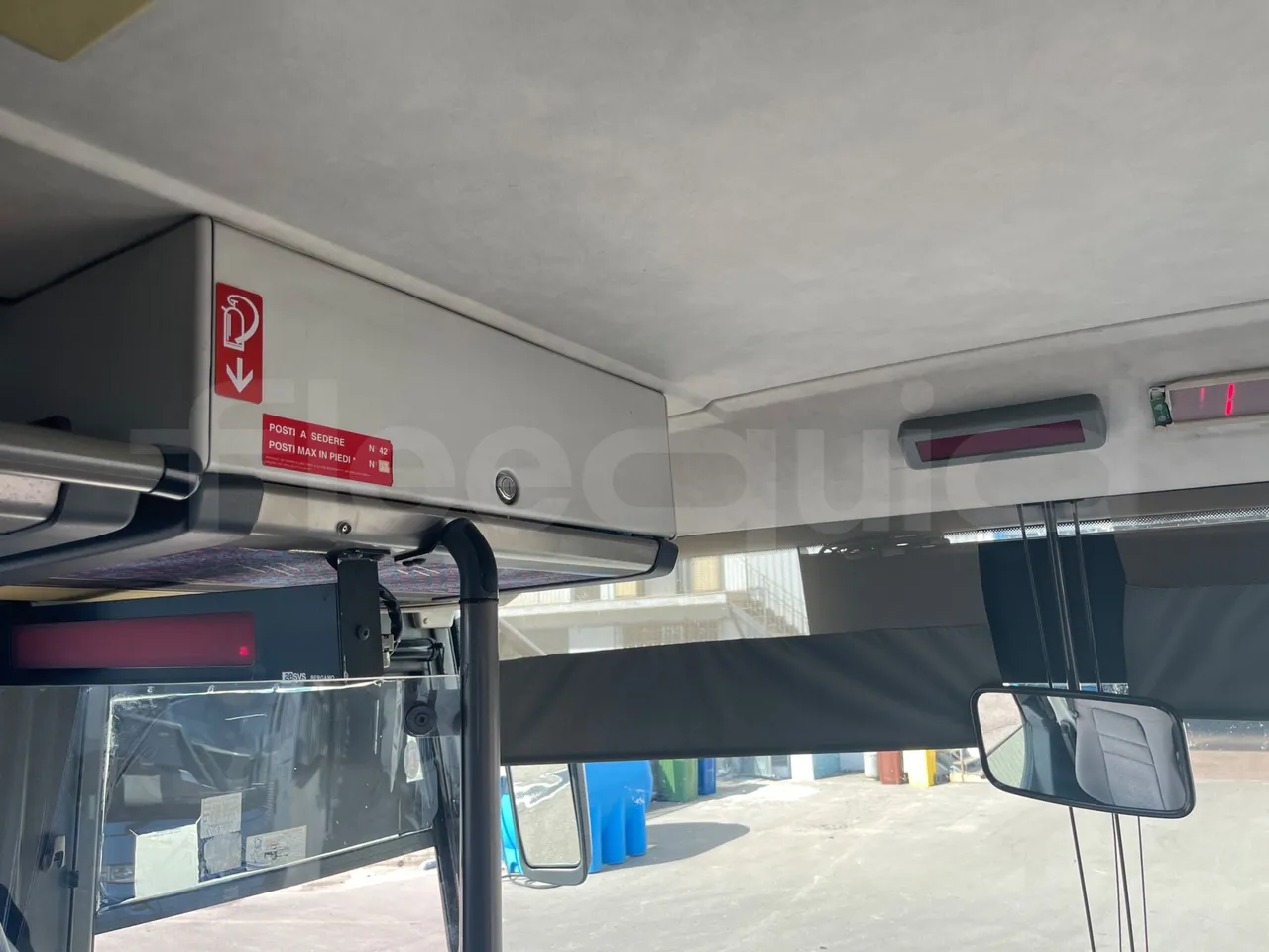 Setra S315 GT/ Euro 3 - 260 Kw - 12 Mt - monitor detail photo