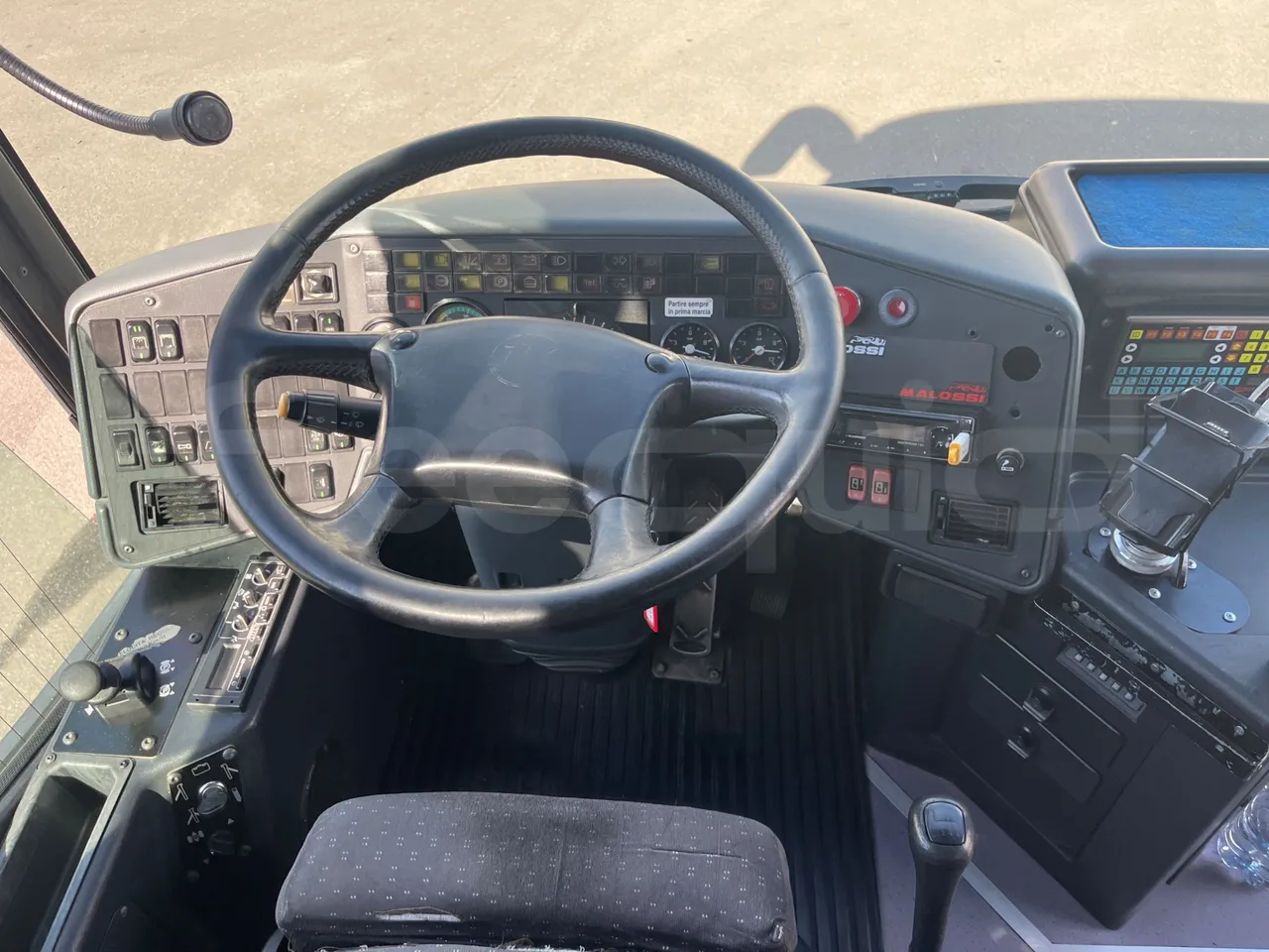 Setra S315 GT/ Euro 3 - 260 Kw - 12 Mt - steering wheel photo