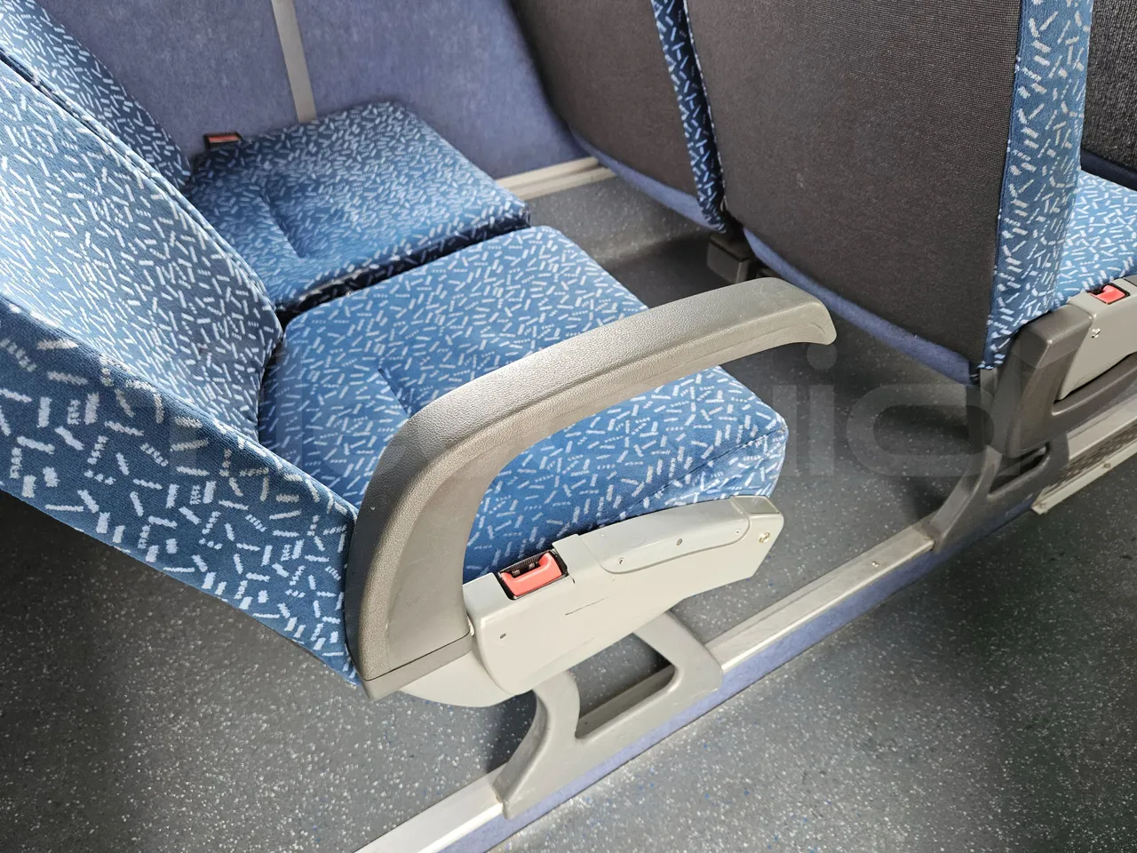 Setra S317UL UL - Euro3 - 220kW - 13.850mt - armrest detail photo