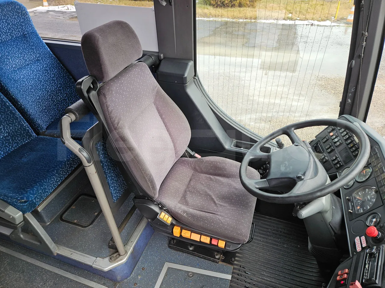 Setra S317UL UL - Euro3 - 220kW - 13.850mt - driver's seat photo