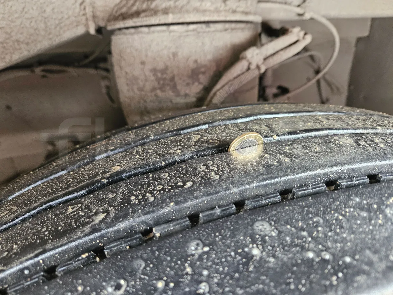 Setra S317UL UL - Euro3 - 220kW - 13.850mt - tread condition front tires right