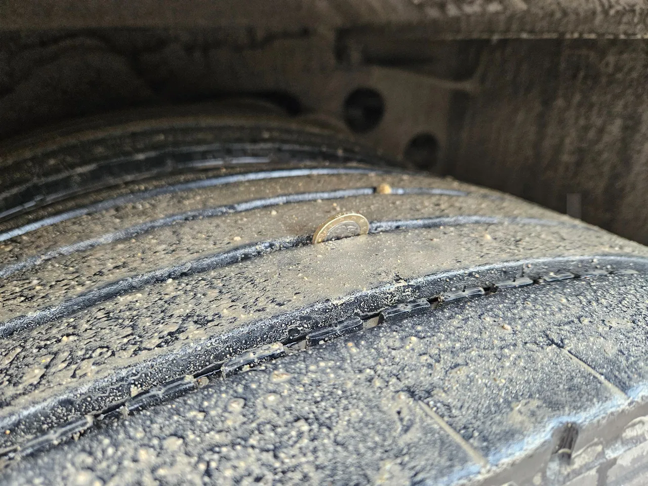 Setra S317UL UL - Euro3 - 220kW - 13.850mt - tread condition second axle tires left