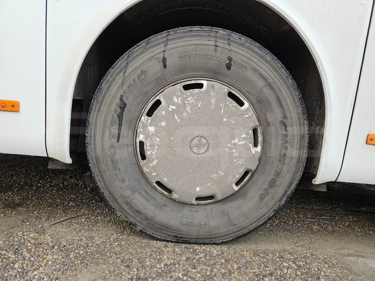 Setra S317UL UL - Euro3 - 220kW - 13.850mt - rear left tire photo