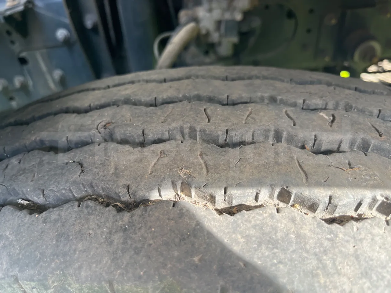 Iveco Faun Viatek 160/150 E4 SK600 - Euro5- 160kW - 6.917mt - tread condition front tires right