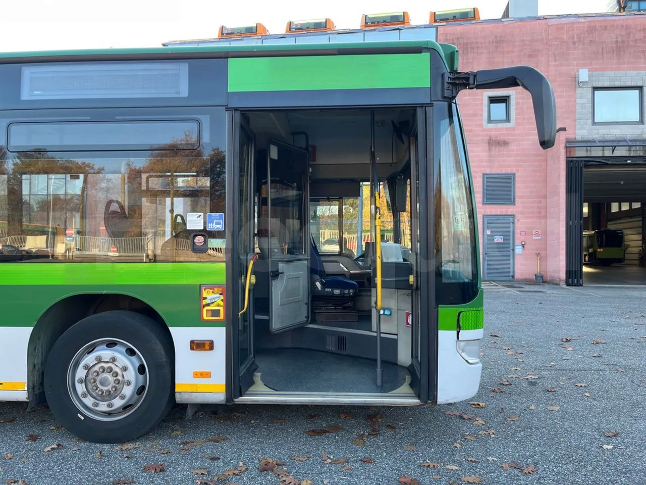 Mercedes-Benz O 530 G- 3P - Euro5 - 260kW - 17.940mt - front door 1 open