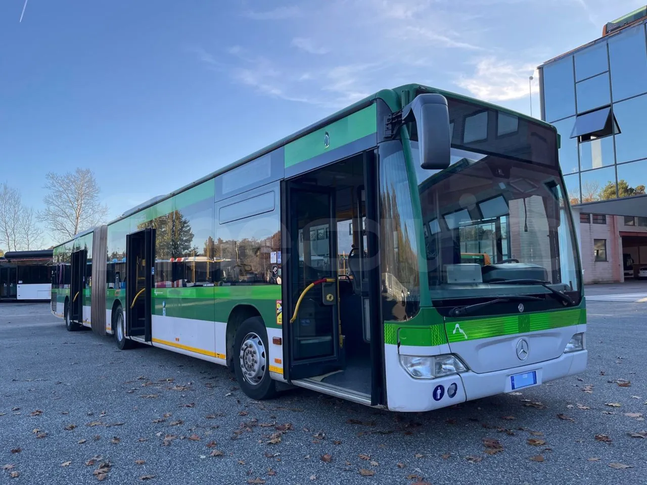 Mercedes-Benz O 530 G- 3P - Euro5 - 260kW - 17.940mt - 3/4 right front doors open