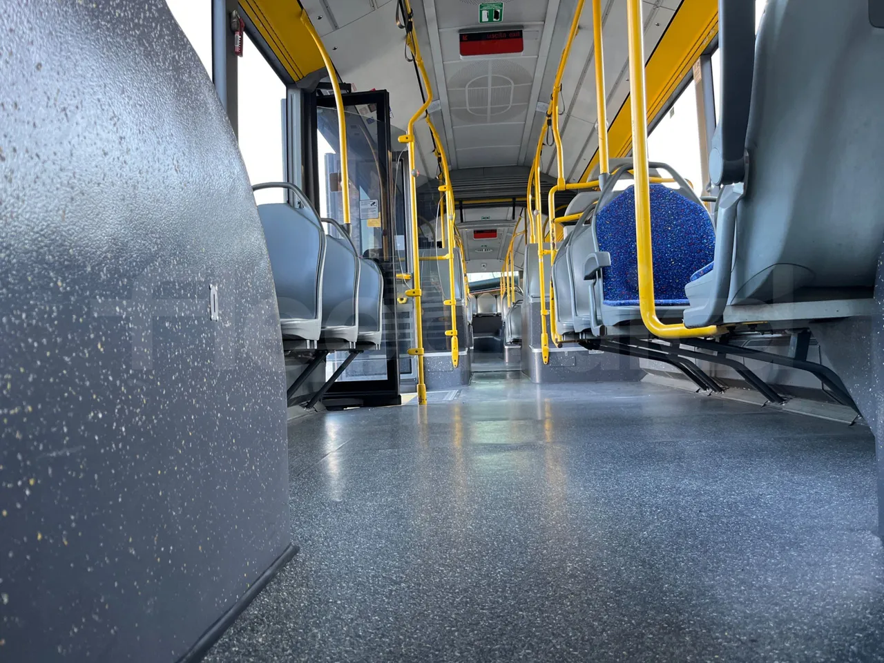 Mercedes-Benz O 530 G- 3P - Euro5 - 260kW - 17.940mt - seat brackets photo