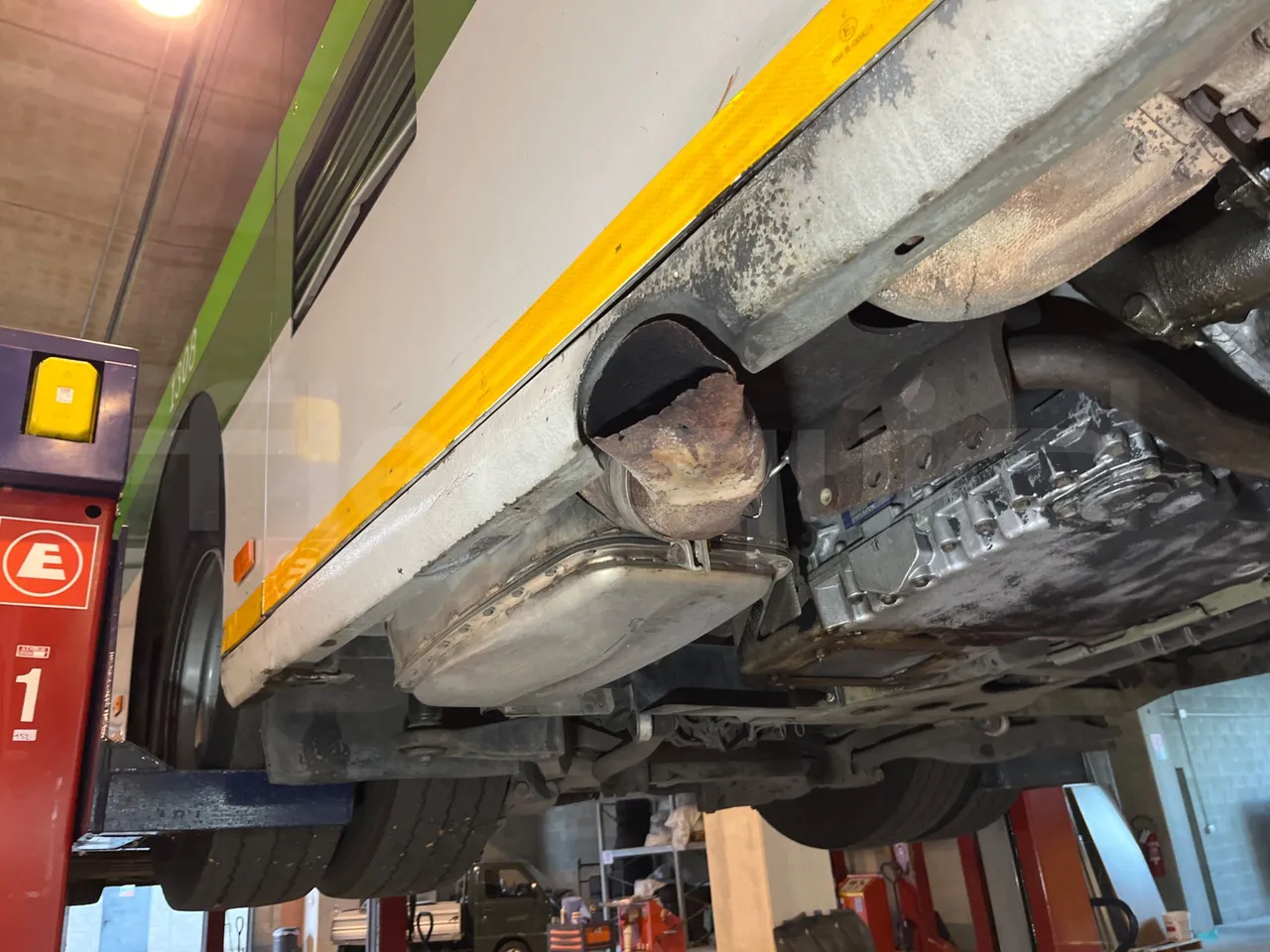 Mercedes-Benz O 530 G- 3P - Euro5 - 260kW - 17.940mt - exhaust photo