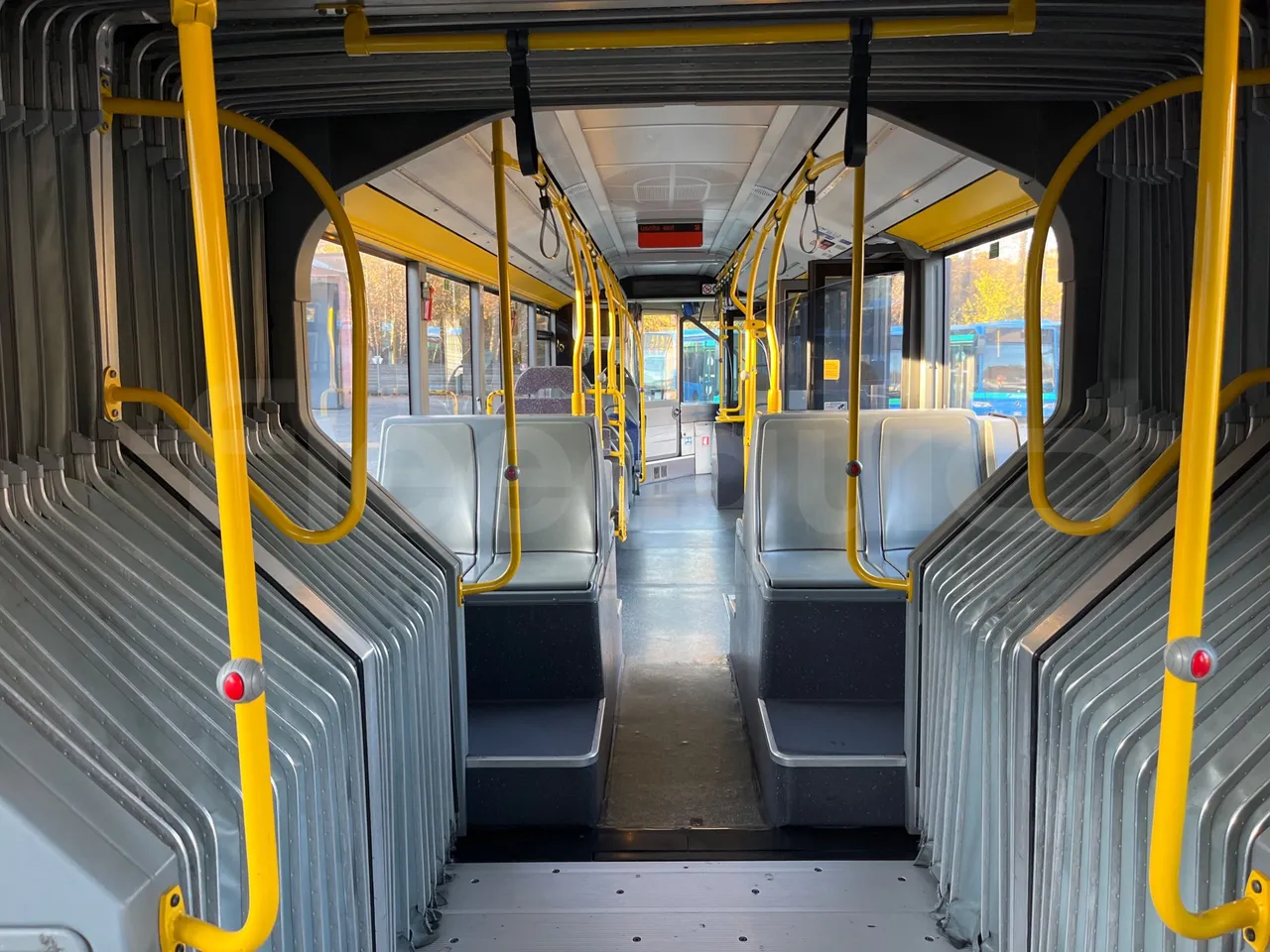 Mercedes-Benz O 530 G- 3P - Euro5 - 260kW - 17.940mt - forward view middle aisle