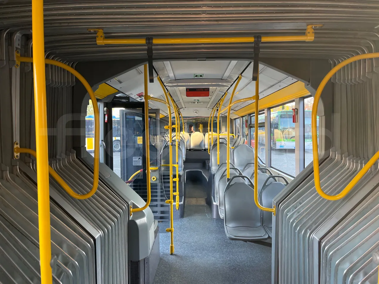 Mercedes-Benz O 530 G- 3P - Euro5 - 260kW - 17.940mt - reverse view middle aisle