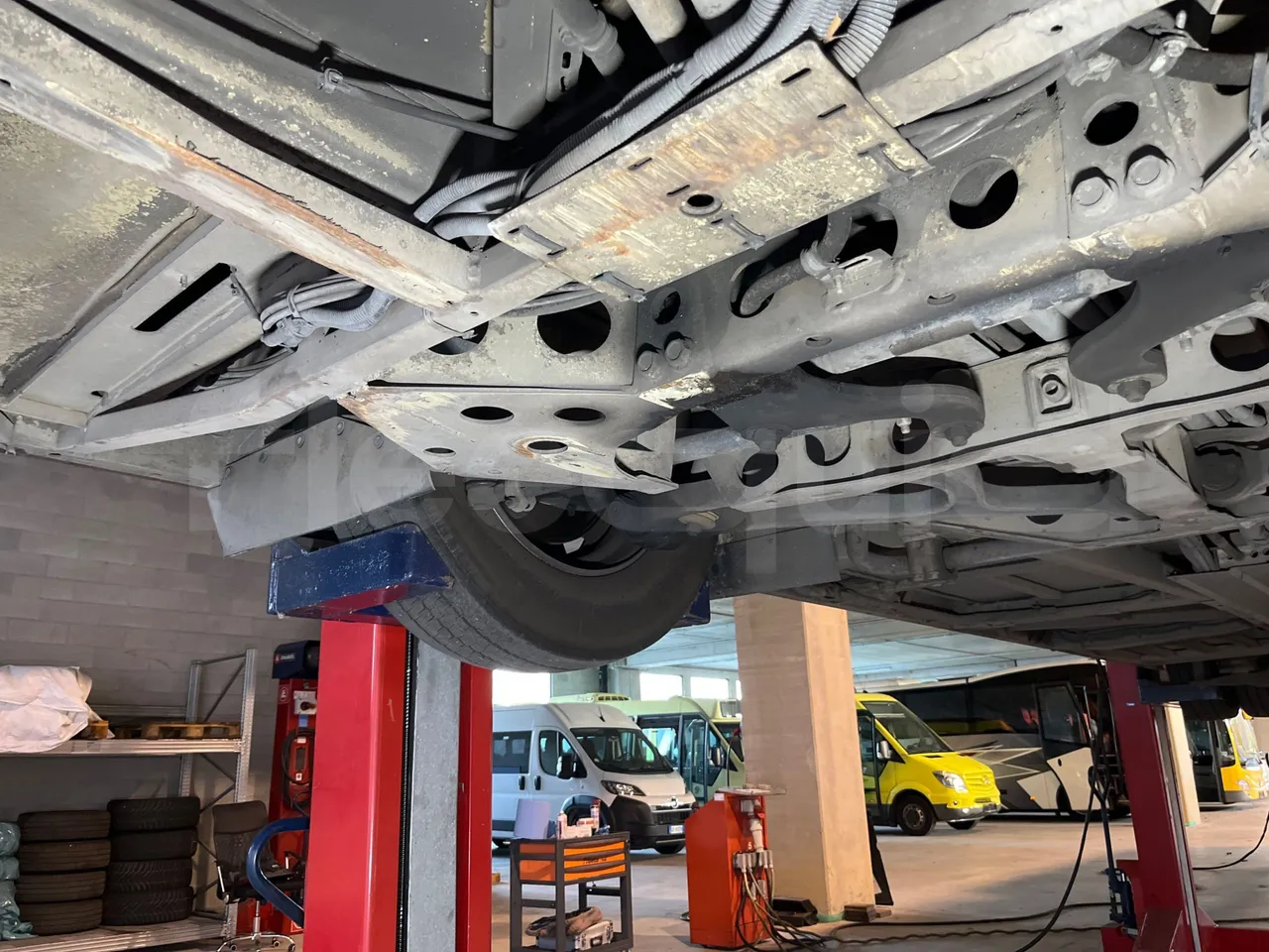 Mercedes-Benz O 530 G- 3P - Euro5 - 260kW - 17.940mt - front axle right side