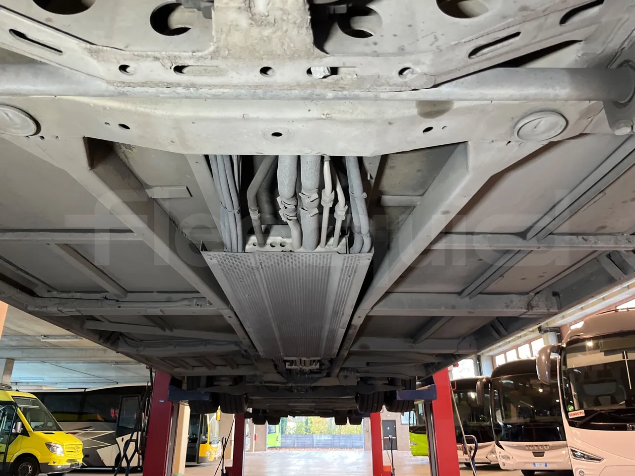 Mercedes-Benz O 530 G- 3P - Euro5 - 260kW - 17.940mt - central undercarriage photo