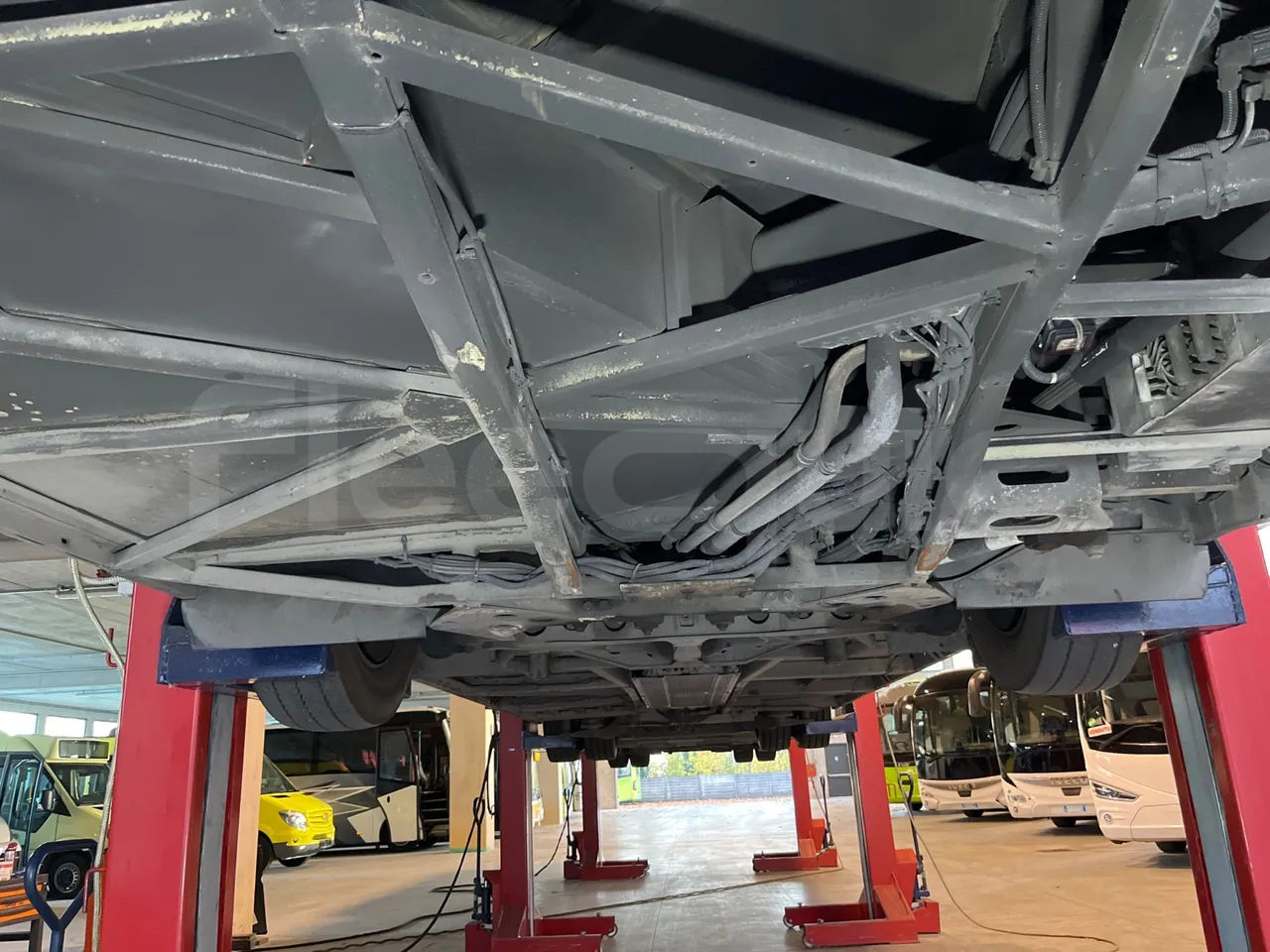 Mercedes-Benz O 530 G- 3P - Euro5 - 260kW - 17.940mt - front undercarriage from front