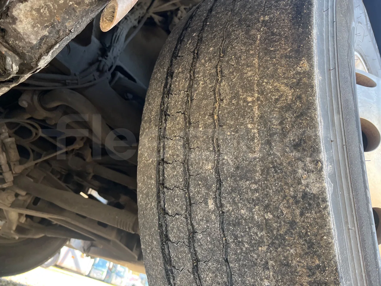 Mercedes-Benz Atlantis A4SF10 -EUR4-315kW -12.850m - tread condition front tires right