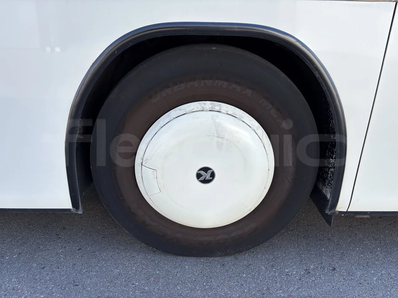 Setra S415 - First Axle Left Side: Complete Tyre