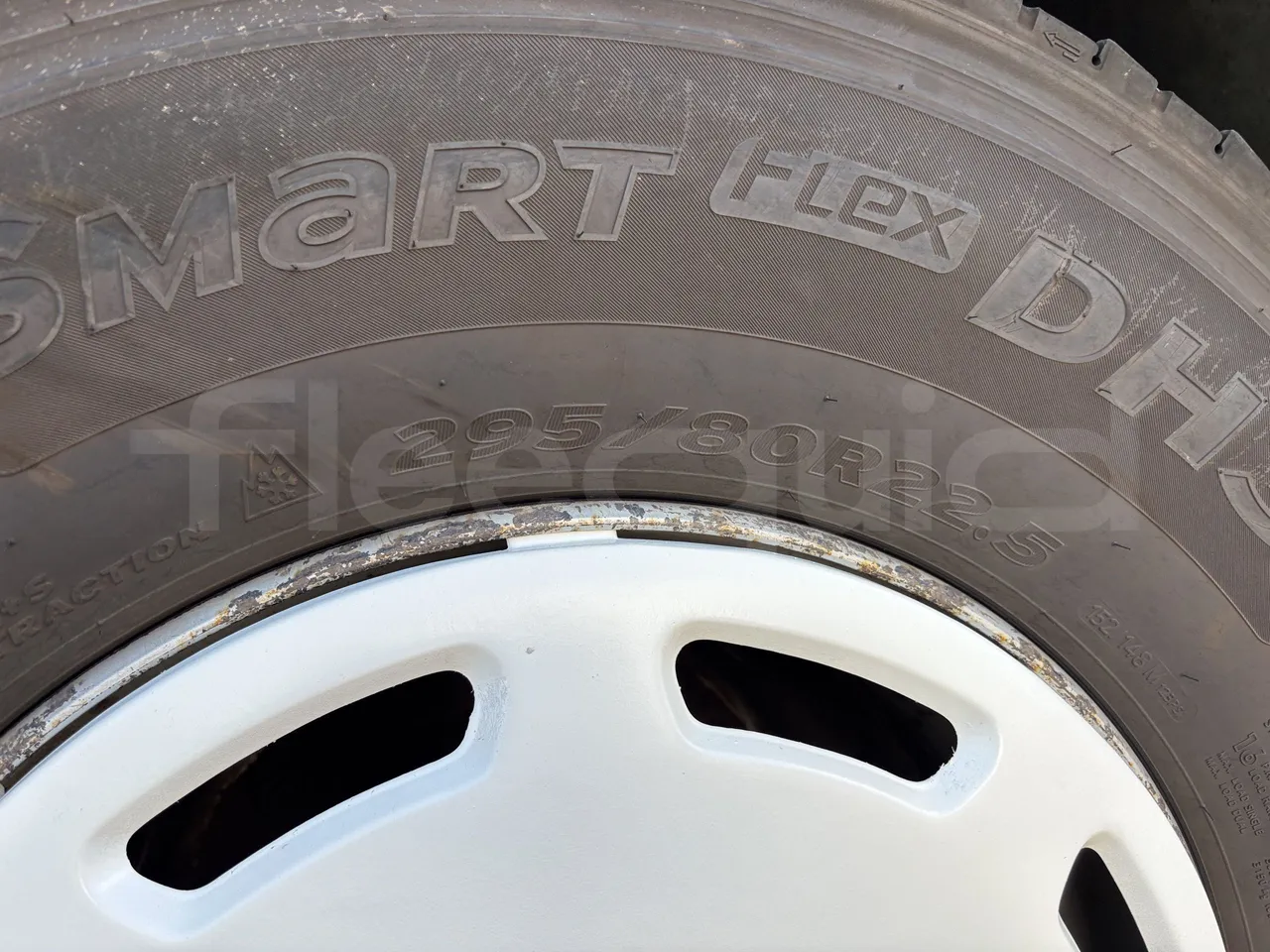 Setra S415 - Second Axle Left Side: Complete Wheel