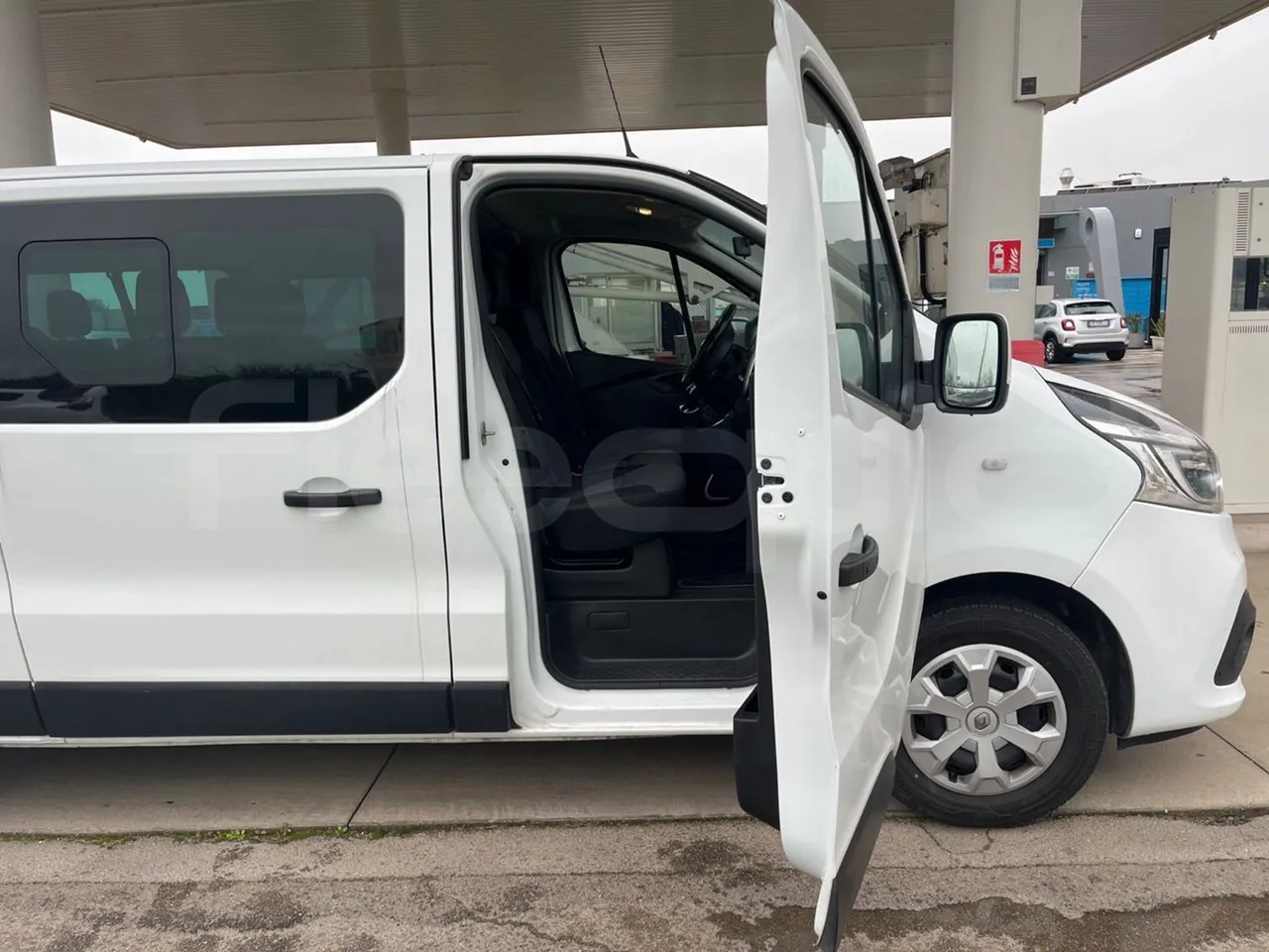 Renault TRAFIC JLJM9R - Euro 5 - 88 kW - 5.399 mt - front door 1 open