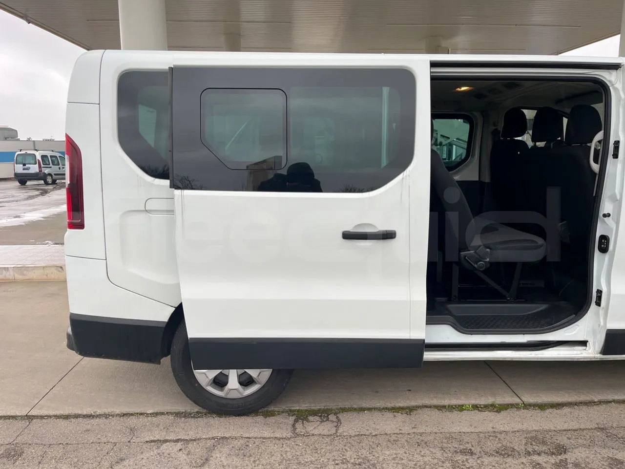 Renault TRAFIC JLJM9R - Euro 5 - 88 kW - 5.399 mt - front door 3 open