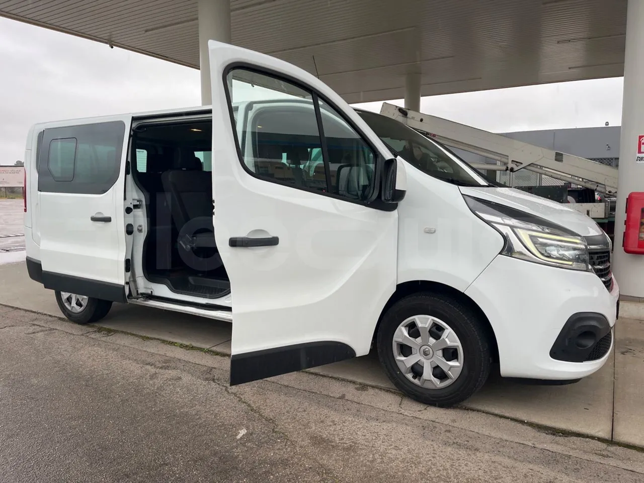 Renault TRAFIC JLJM9R - Euro 5 - 88 kW - 5.399 mt - 3/4 right front doors open