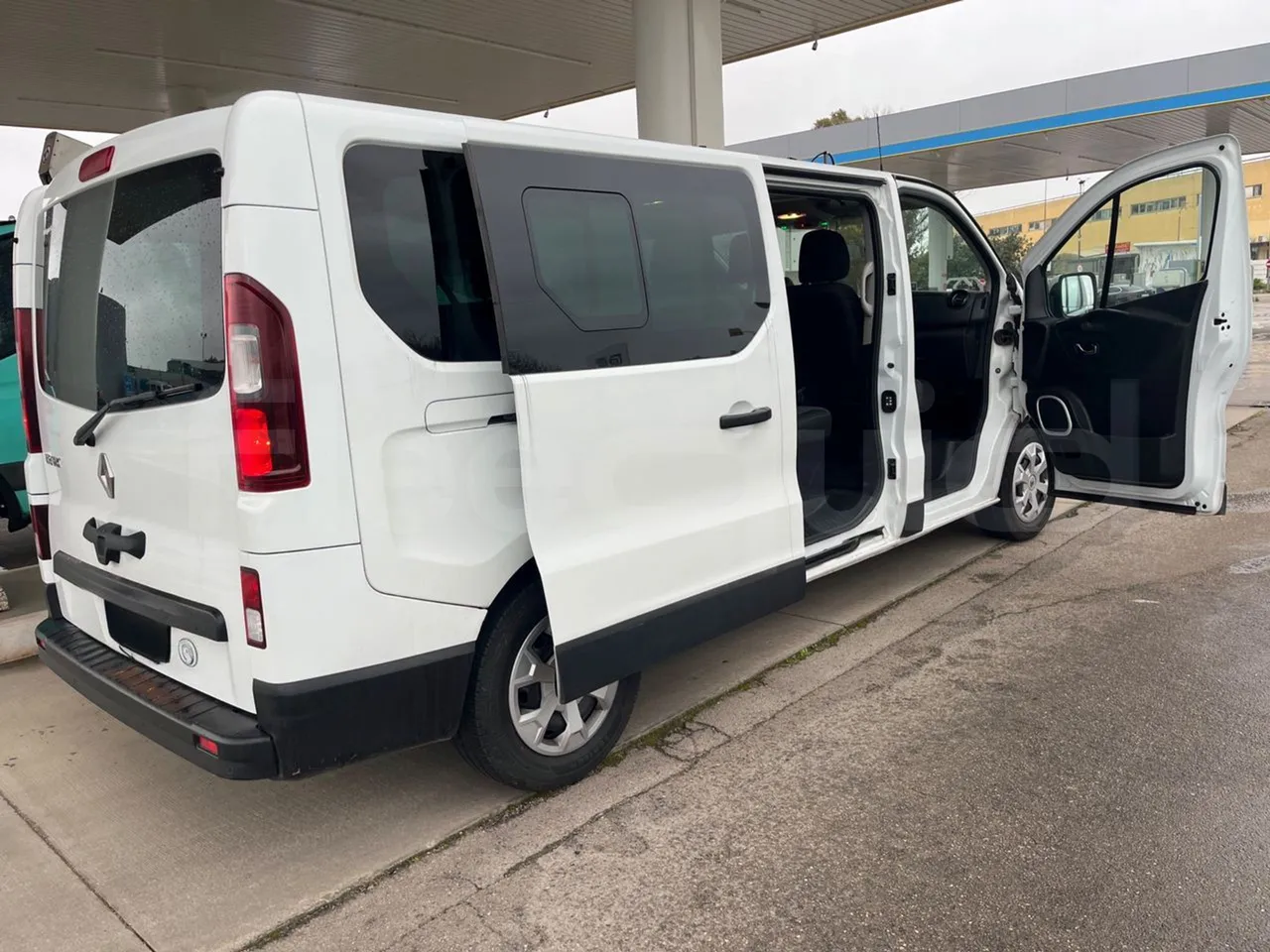 Renault TRAFIC JLJM9R - Euro 5 - 88 kW - 5.399 mt - 3/4 right rear doors open