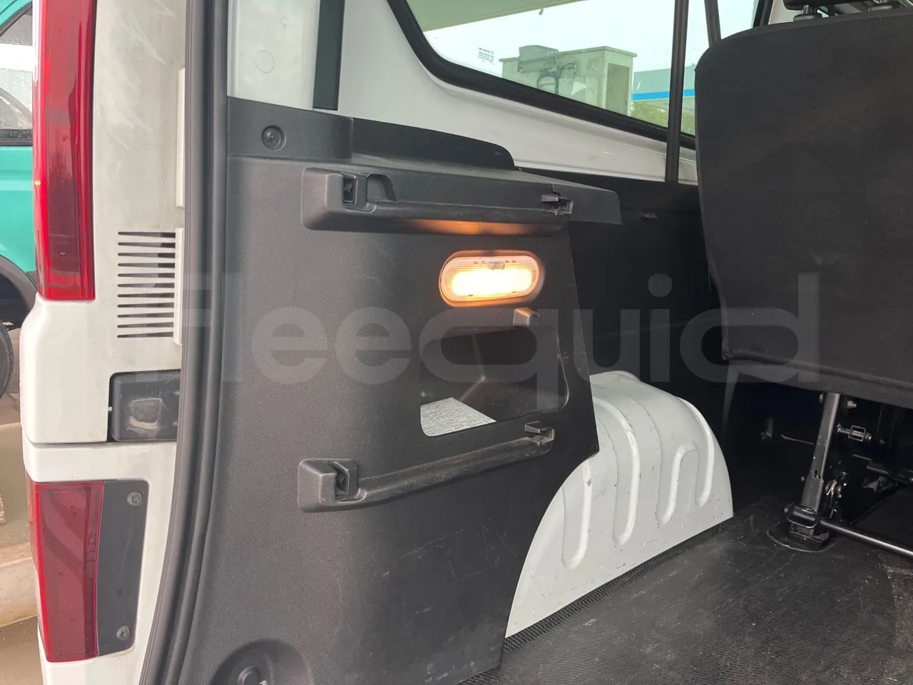 Renault TRAFIC JLJM9R - Euro 5 - 88 kW - 5.399 mt - disabled area photo