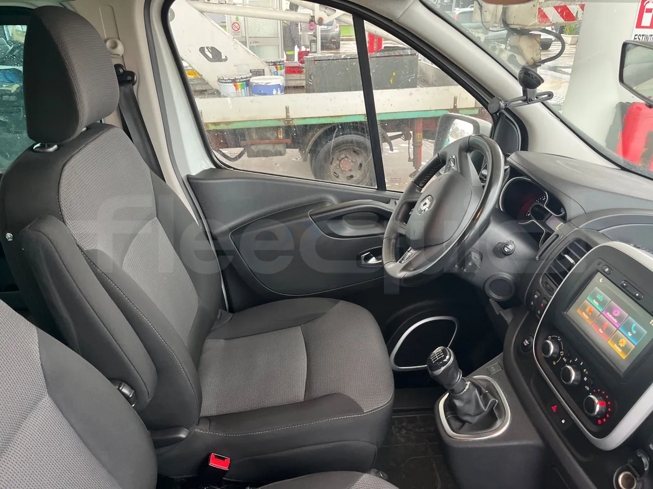 Renault TRAFIC JLJM9R - Euro 5 - 88 kW - 5.399 mt - driver's seat photo