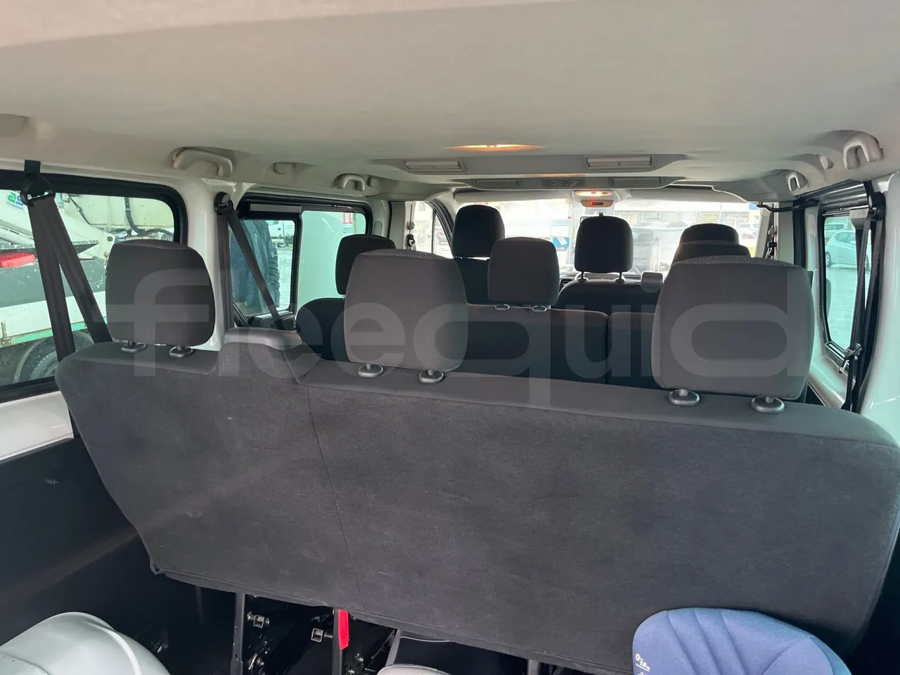 Renault TRAFIC JLJM9R - Euro 5 - 88 kW - 5.399 mt - forward view middle aisle