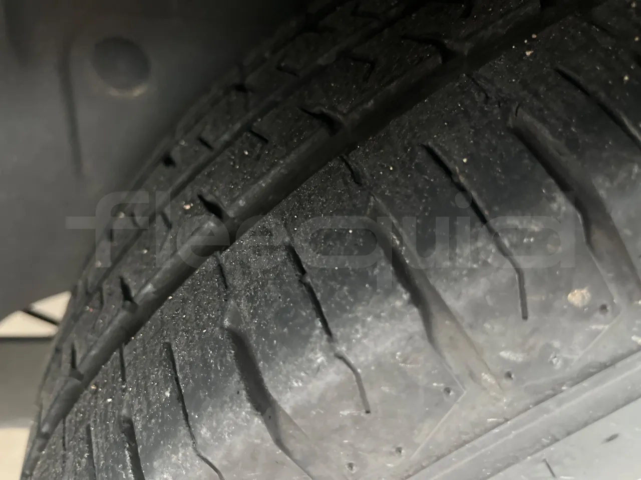 Renault TRAFIC JLJM9R - Euro 5 - 88 kW - 5.399 mt - tread condition second axle tires left