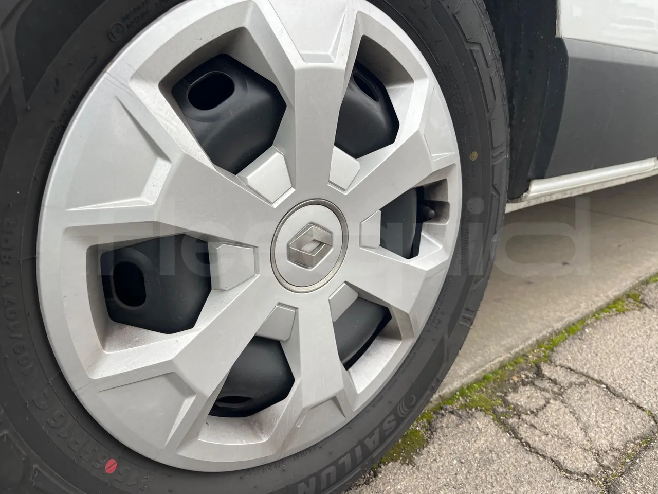 Renault TRAFIC JLJM9R - Euro 5 - 88 kW - 5.399 mt - tread condition third axle tires right