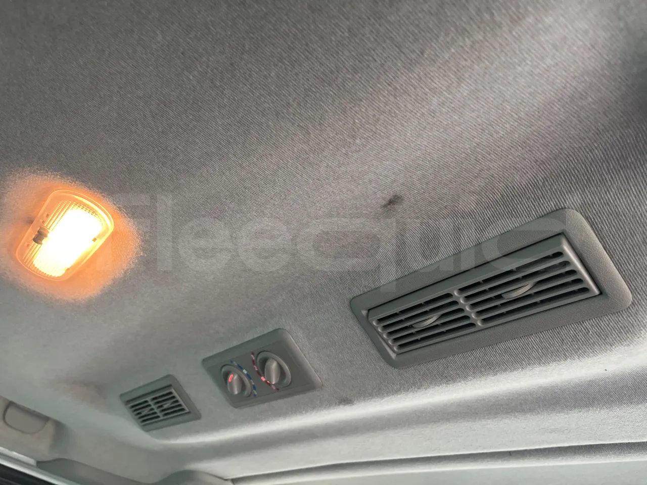 Renault TRAFIC JLJM9R - Euro 5 - 88 kW - 5.399 mt - power outlets detail