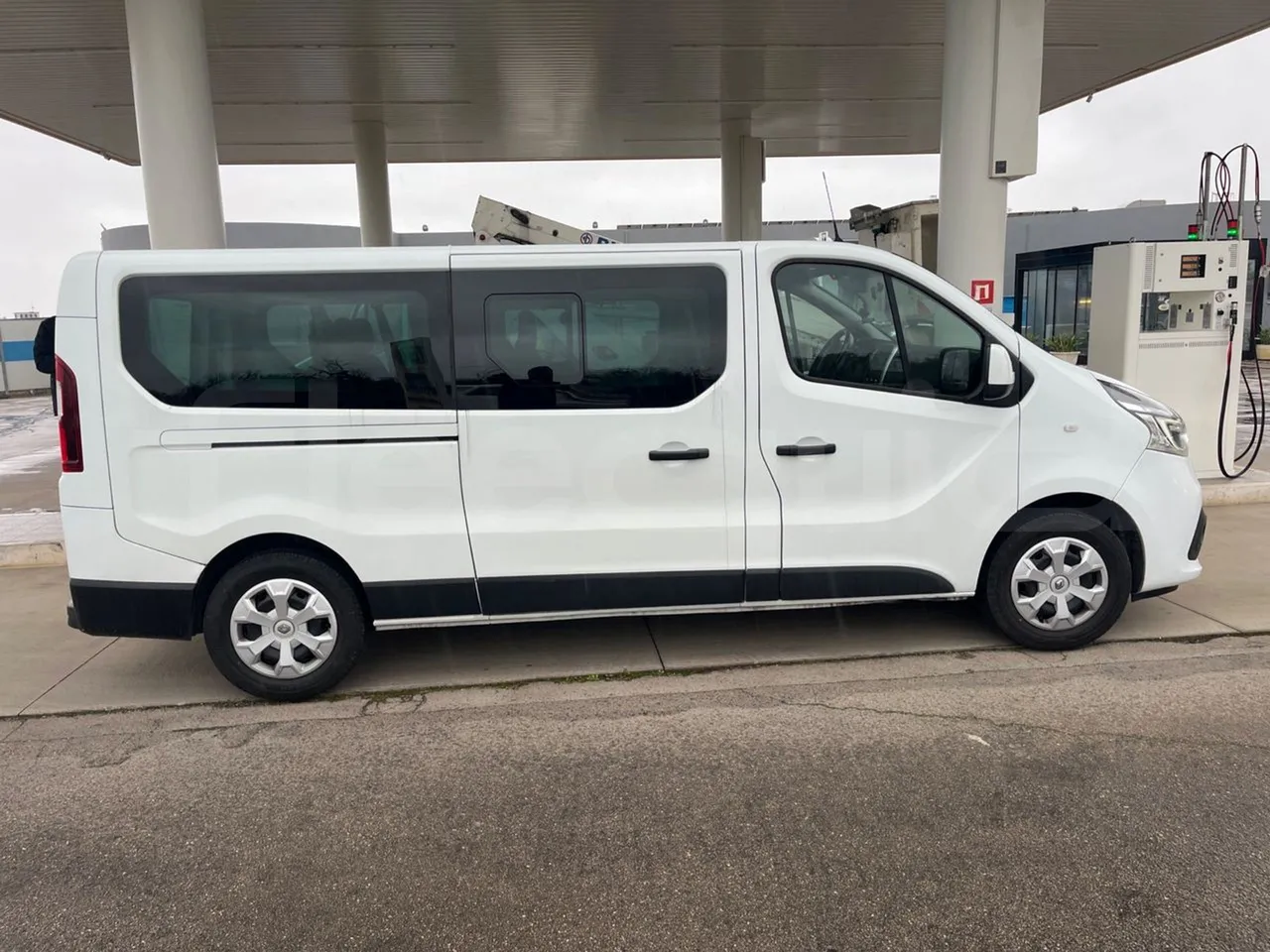 Renault TRAFIC JLJM9R - Euro 5 - 88 kW - 5.399 mt - right side doors closed