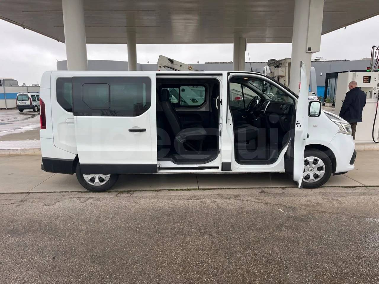 Renault TRAFIC JLJM9R - Euro 5 - 88 kW - 5.399 mt - right side doors open
