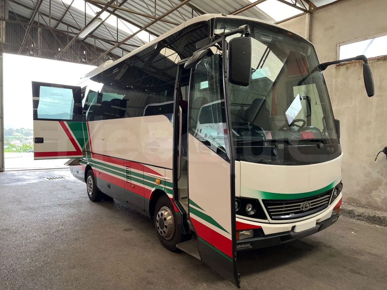 Beulas Man Gianino Gianino - EUR5 - 162kW - 7.500m - 3/4 right front doors open