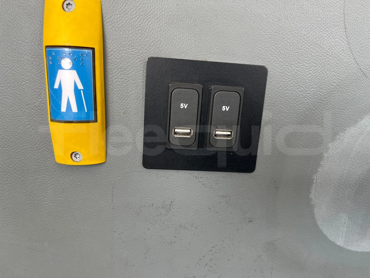 Mercedes-Benz Conecto 628881 - Euro6 - 220kW - 12.134mt - usb charging detail