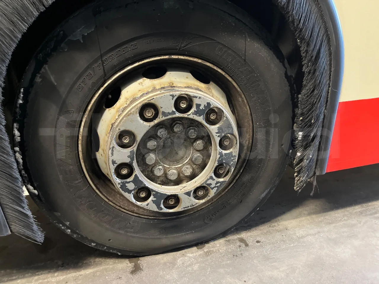 Mercedes-Benz Conecto 628881 - Euro6 - 220kW - 12.134mt - front left tire measurements