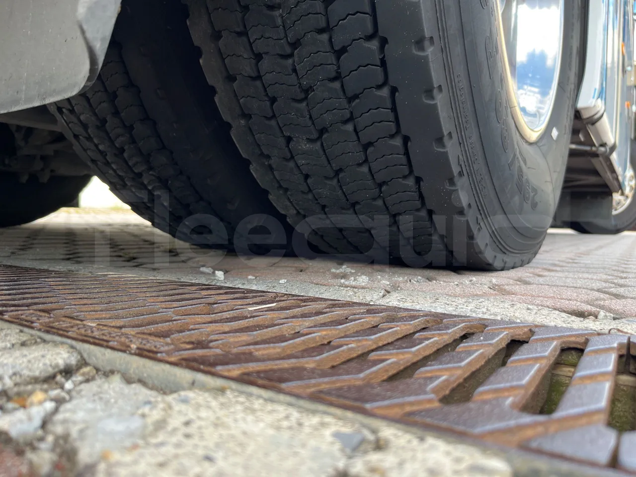 Barbi Galileo HD 40SDAM3500/ Euro 6 - 294 Kw - 10,340 Mt - tread condition second axle tires right