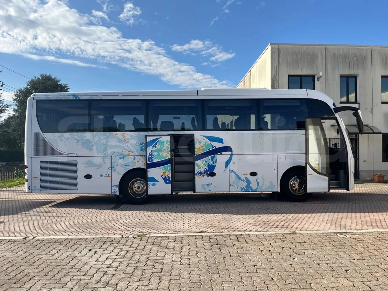 Barbi Galileo HD 40SDAM3500/ Euro 6 - 294 Kw - 10,340 Mt - right side doors open