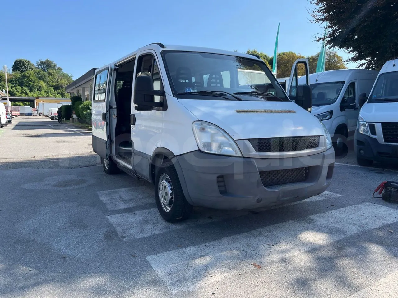 Iveco Daily MicroVett -EUR4 -100kW -5.401m - 3/4 right front doors open