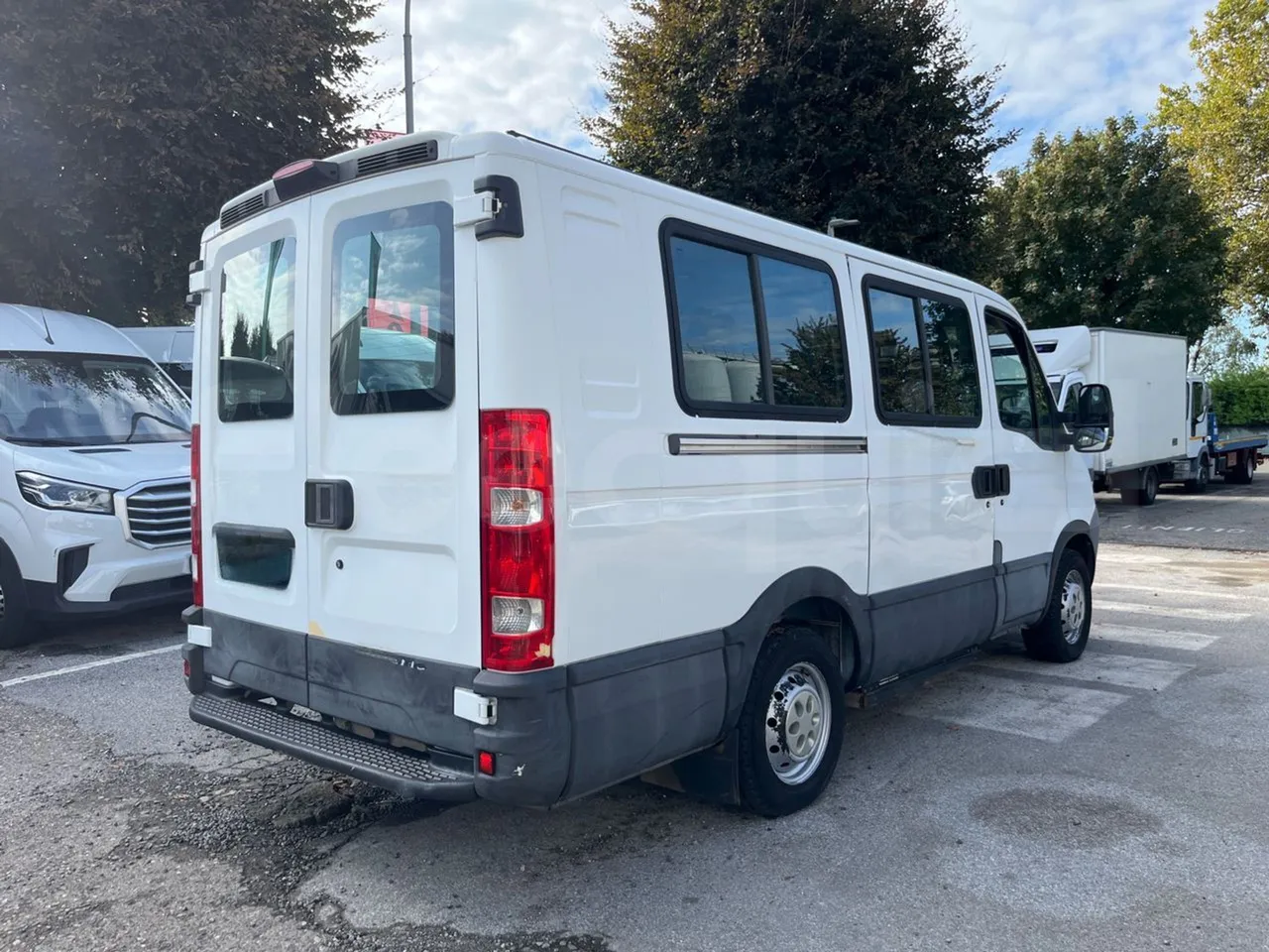 Iveco Daily MicroVett -EUR4 -100kW -5.401m - 3/4 right rear doors closed