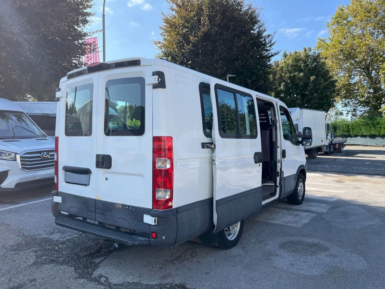 Iveco Daily MicroVett -EUR4 -100kW -5.401m - 3/4 right rear doors open