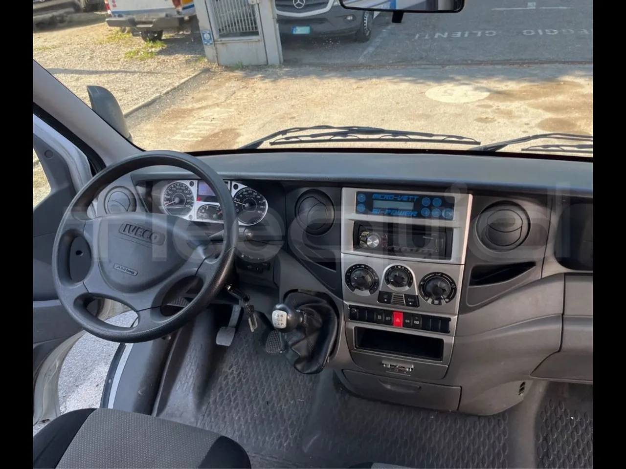 Iveco Daily MicroVett -EUR4 -100kW -5.401m - buttons panels on