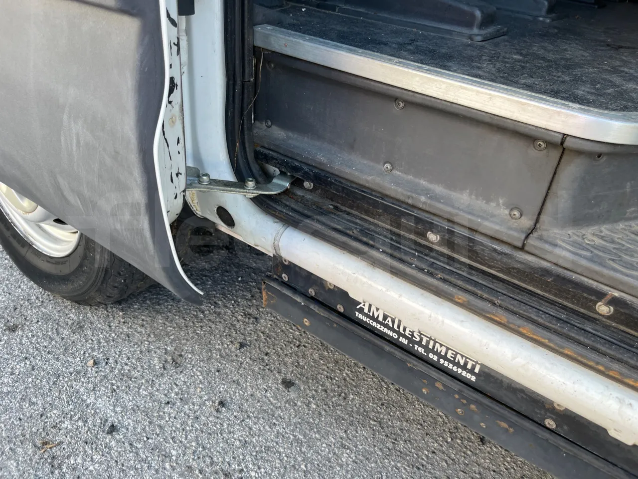 Iveco Daily MicroVett -EUR4 -100kW -5.401m - door mechanism photo