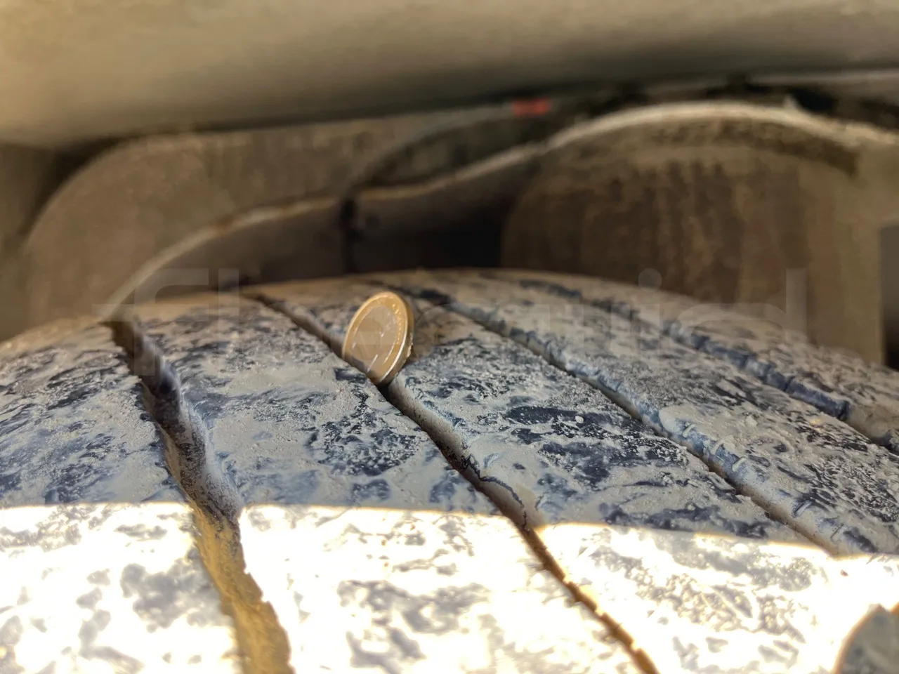 Iveco Recreo SFR160 - Euro5 - 243 kW - 12.760 mt - tread condition front tires right