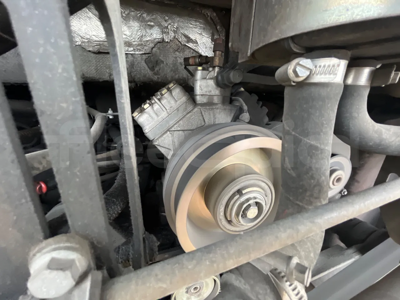 Mercedes-Benz OC500LE 1830H - EUR4 - 220kW - 12.800m - air conditioning compressor