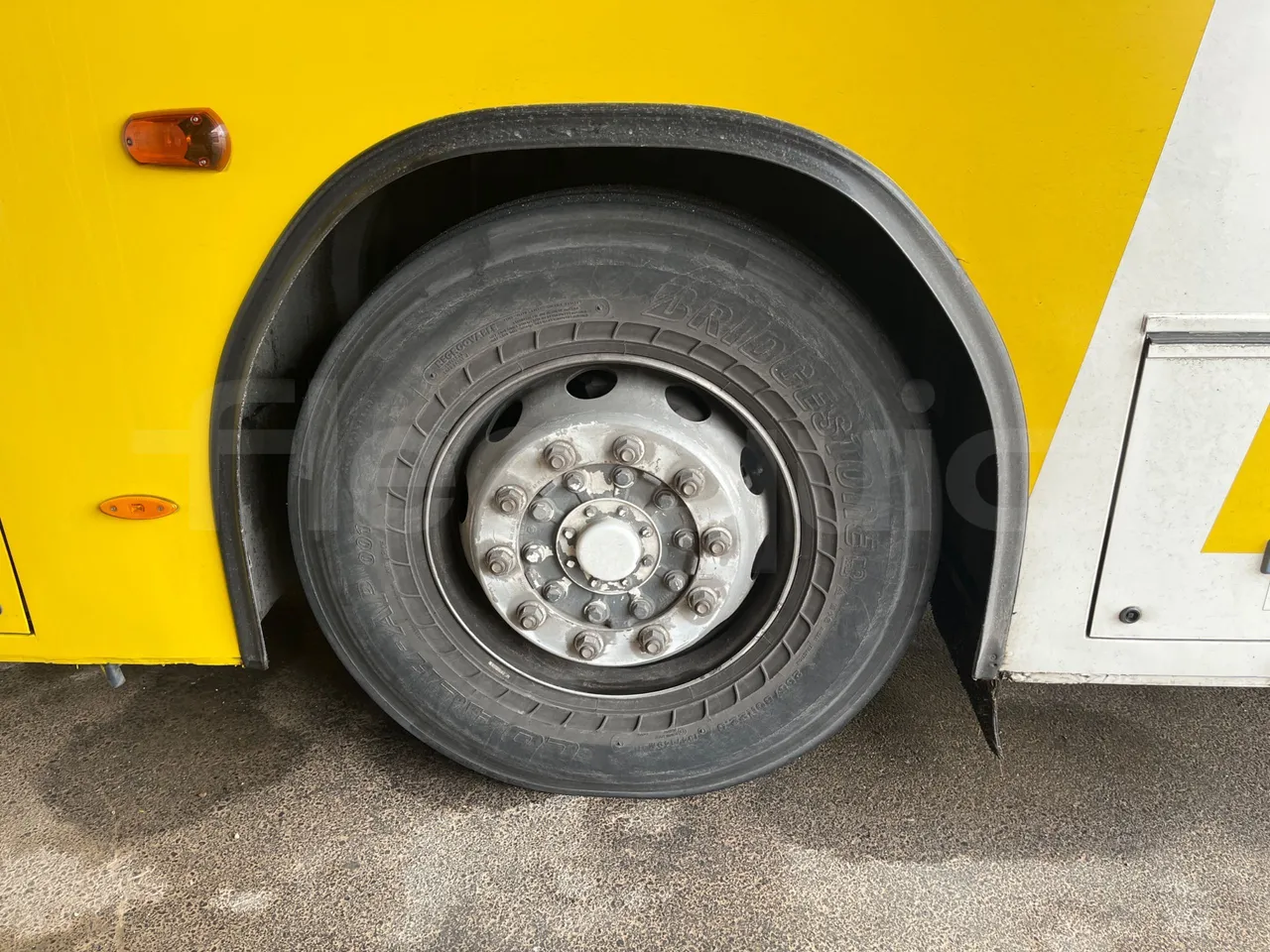 Mercedes-Benz OC500LE 1830H - EUR4 - 220kW - 12.800m - tread condition front tires left