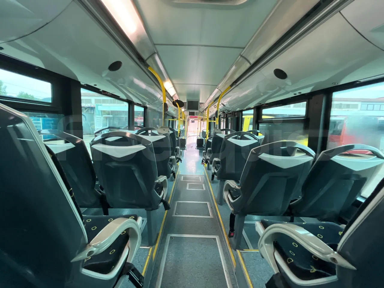 Mercedes-Benz OC500LE 1830H - EUR4 - 220kW - 12.800m - overhead compartments photo