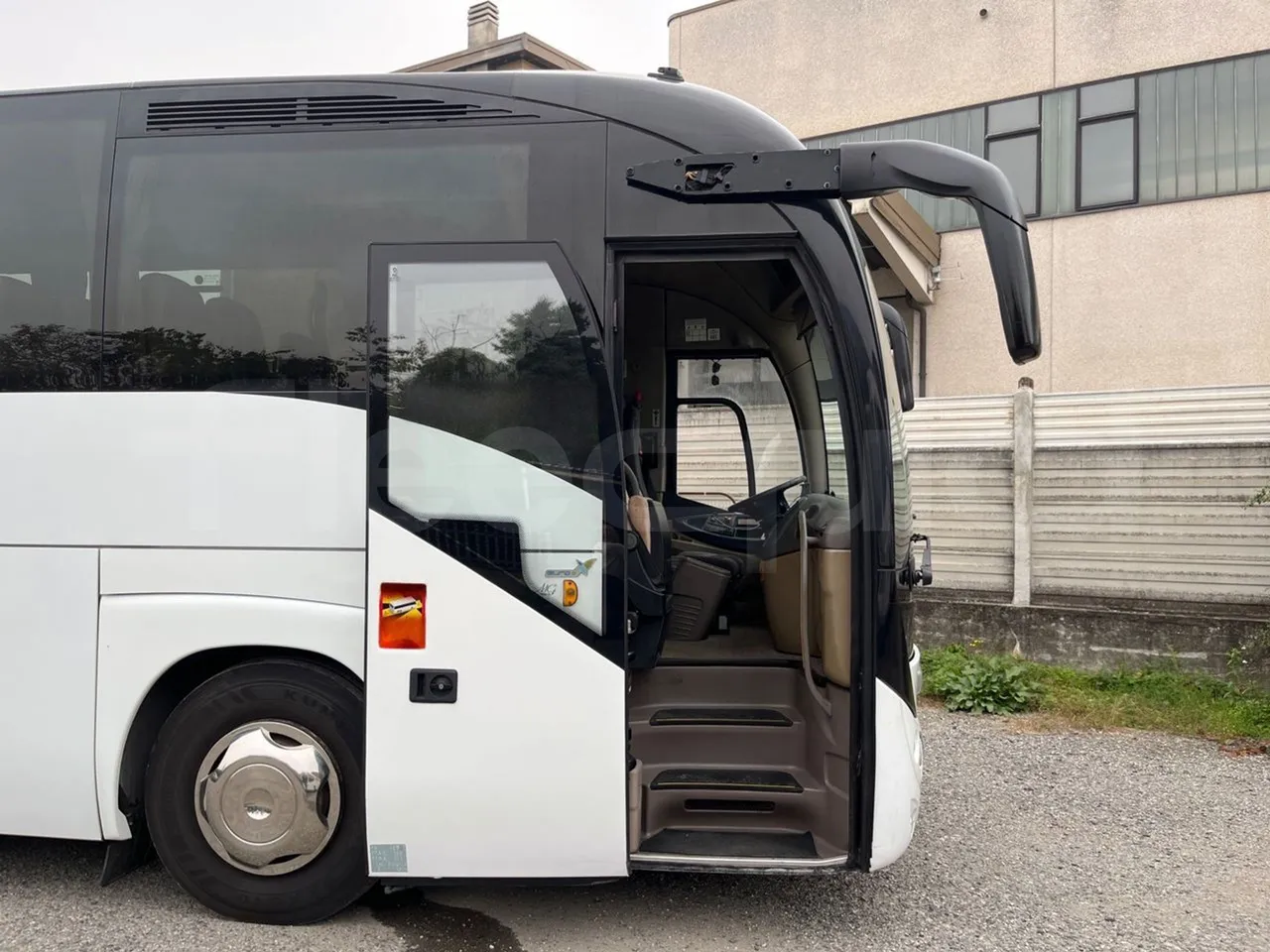 Iveco Magelys SFR2XX/ Euro 5 - 331 Kw - 12.819 Mt - front door 1 open